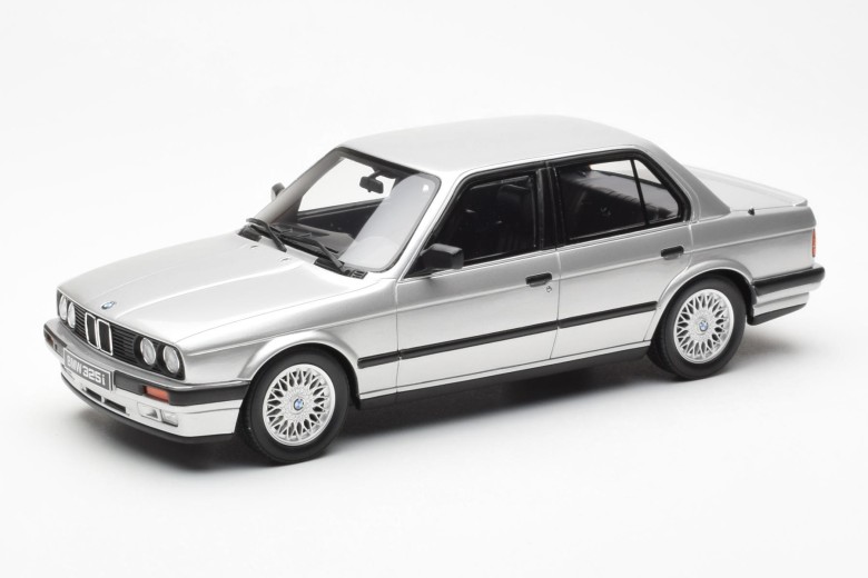 BMW E30 325i Sedan silver