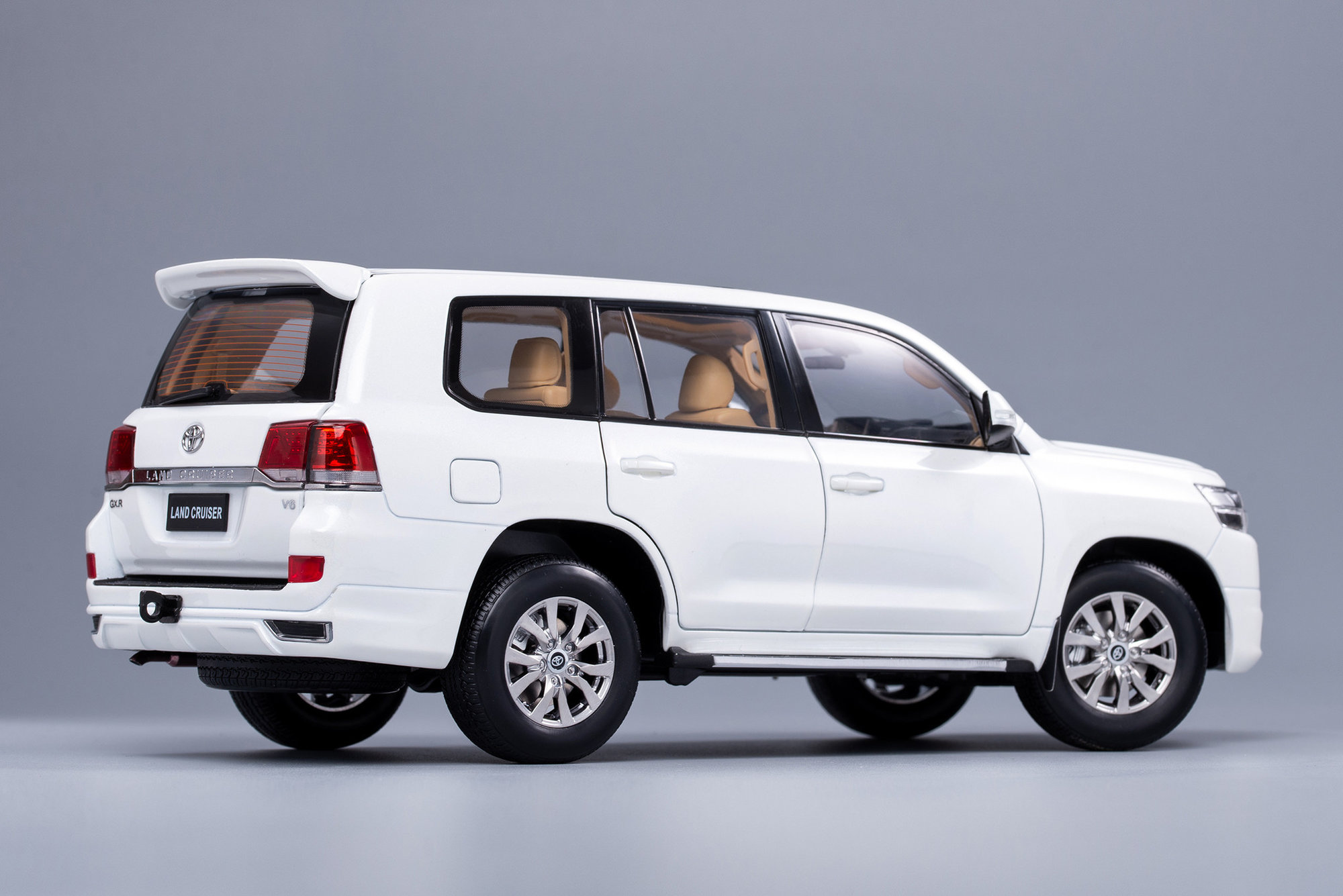 Toyota Land Cruiser 200 white ( فرمان راست )